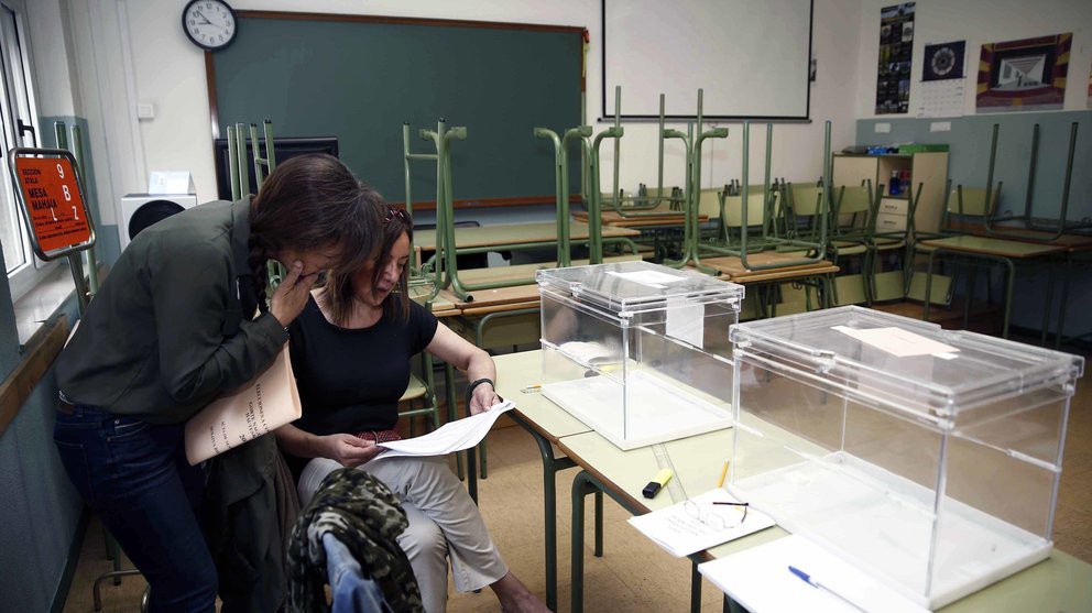 GRA006. PAMPLONA (NAVARRA) 26/06/2016.- Dos personas ultiman algunos detalles minutos anes de proceder a la apertura de una mesa electoral en un colegio de Pamplona en una jornada en la que mas de 500.000 personas pueden votar en Navarra de las que 25.350 han solicitado ejercer su derecho a voto por correo. Los colegios electorales han abierto sus puertas a las 09:00 horas para recoger el voto de los más de 36,5 millones de votantes que decidirán hoy en las elecciones generales el reparto de los 350 escaños del Congreso de los Diputados y los 208 del Senado durante la próxima legislatura. EFE/Jesús Diges