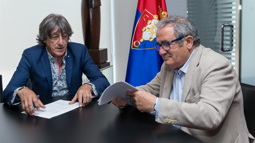 Enrique Martín firma su contrato de renovación como entrenador de Osasuna en presencia del presidente del club, Luis Sabalza (7). IÑIGO ALZUGARAY