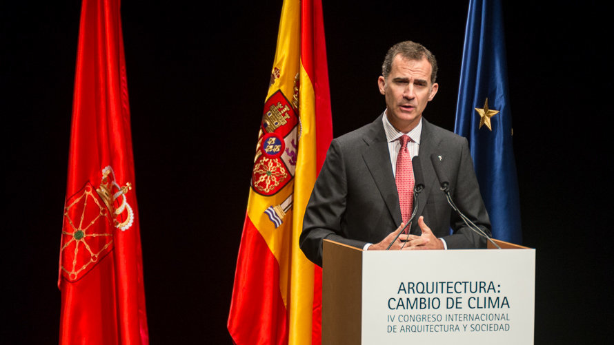 El Rey Felipe VI y Doña Letizia inauguran el IV Congreso Internacional de Arquitectura que se celebra en Baluarte acompañados por la presidenta de Navarra, Uxue Barkos y otra (30)