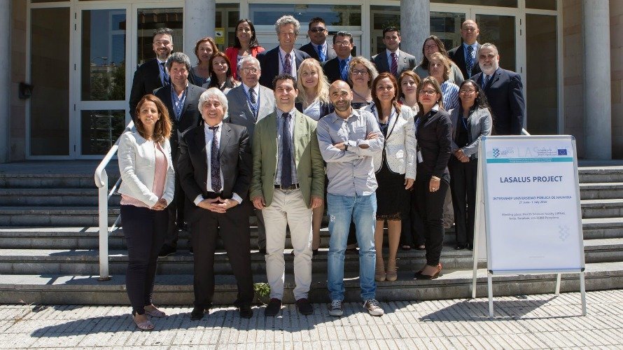 Los socios del proyecto europeo para capacitar gestores sanitarios latinoamericanos posan en la Facultad de Ciencias de la Salud de la UPNA en Pamplona.