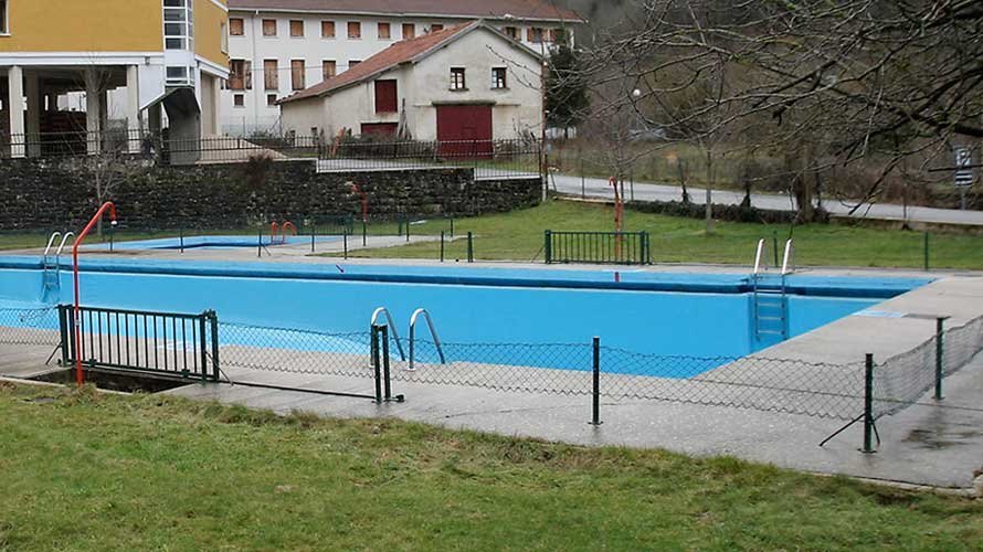 Imagen de una piscina con césped.