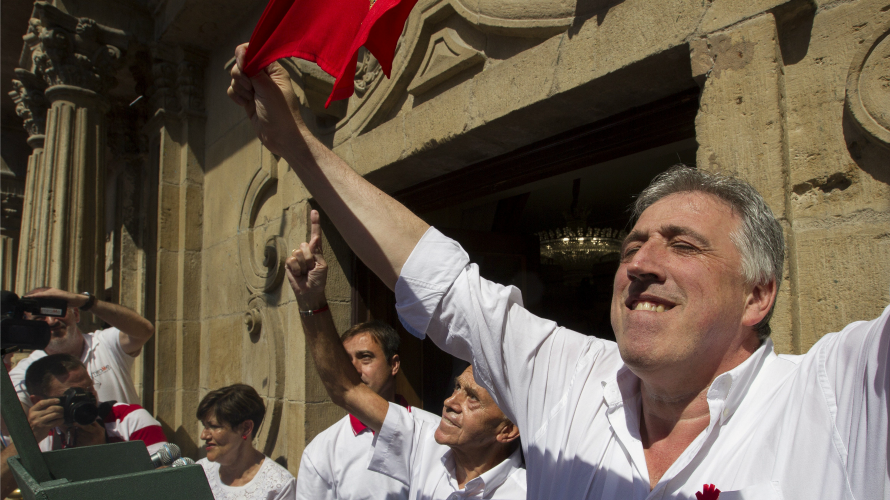 El alcalde de Pamplona, Joseba Asirón, disfrutando del inicio de las fiestas en Pamplona. EFEVillar López