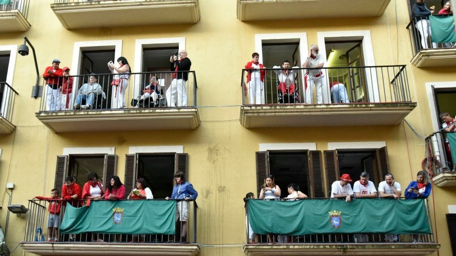 Los balcones de Casa Seminario acogen a personas discapacitadas durante los encierros de San Fermín