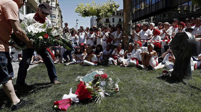 Miembros de la iniciativa ciudadana "Sanfermines 78 Gogoan" colocan ramos de flores en honor de Germán Rodriguez en la avenida Roncesvalles. EFE / Jesús Diges / ARCHIVO