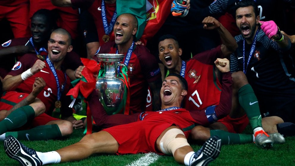 Cristiano Ronaldo, que ha terminado el partido lesionado, celebra la consecución de la Eurocopa gracias a la victoria de Portugal ante Francia EFE/EPA/IAN LANGSDON