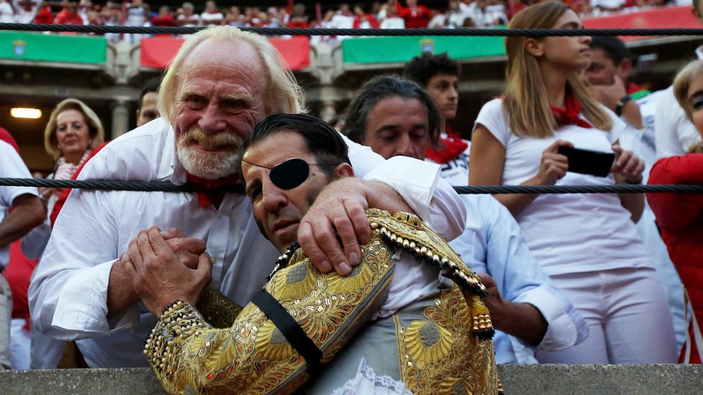 Spanish bullfighter Juan Jose Padilla poses for a picture with actor James Cosmo at the end of a bullfight at the San Fermin Festival in Pamplona, northern Spain, July 12, 2016. REUTERS/Susana VeraCODE: X01622