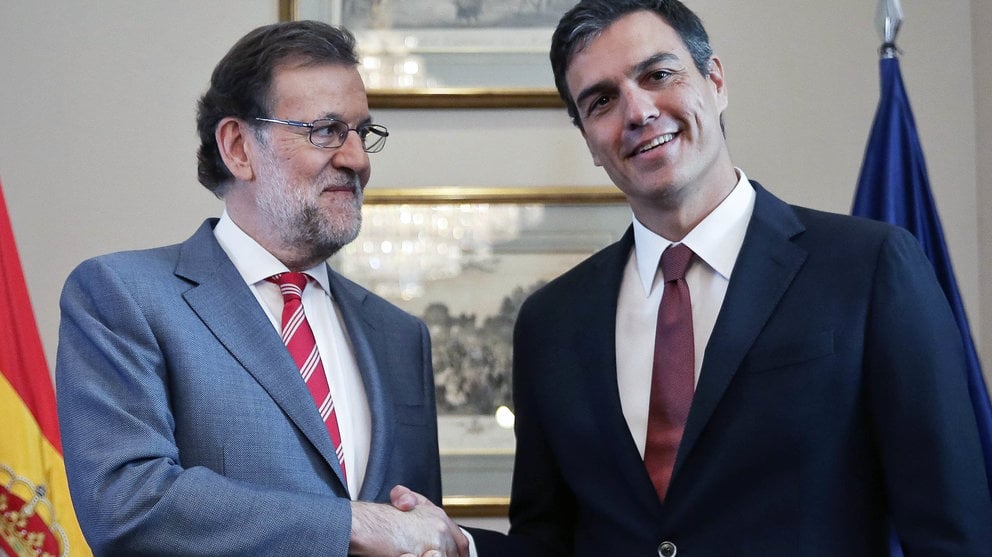 El presidente del Gobierno en funciones, Mariano Rajoy (i), y el secretario general del PSOE, Pedro Sánchez. EFE/Emilio Naranjo
