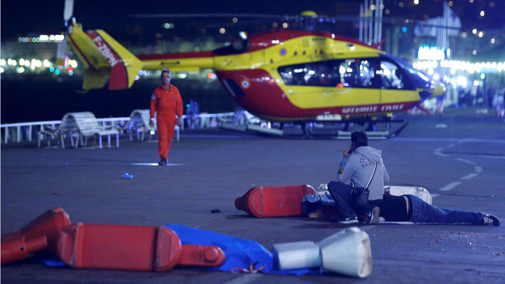 Momento en el que se atiende a alguno de los heridos del atentado en Niza (Francia. REUTERS