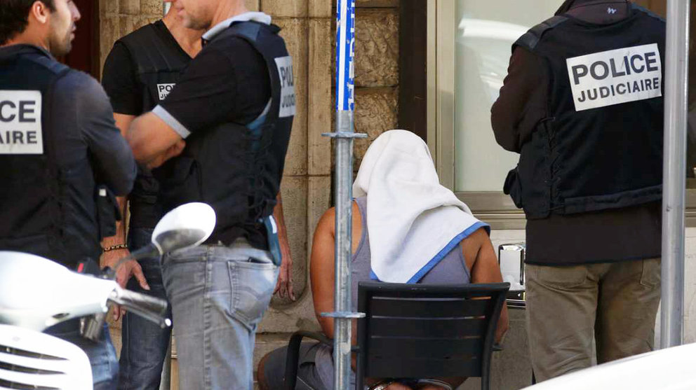 Uno de los detenidos en relación con el atentado de Niza esposado y cubierto con una toalla (RTVE).