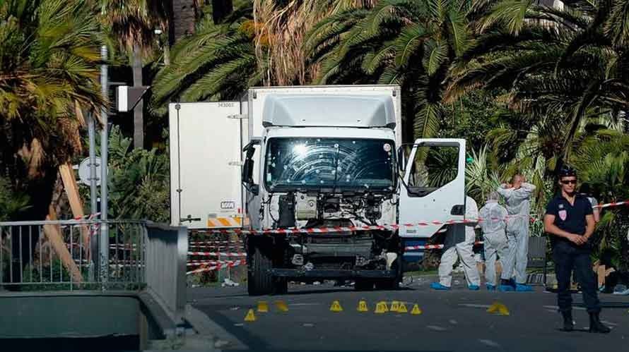 Imagen del camión que conducía el terrorista por el paseo marítimo de Niza. EFE
