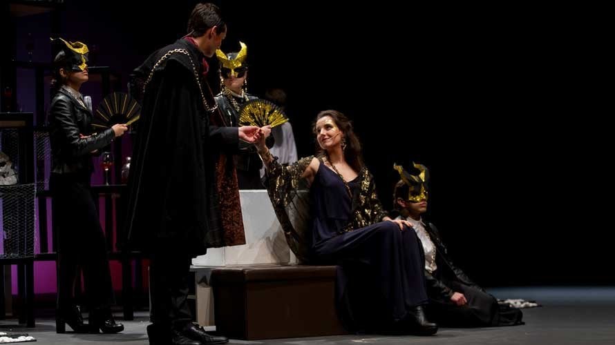 Interpretación de la obra de Shakespeare Hamlet por el grupo de teatro de la Universidad de Navarra Mutis por le foro. UNAV
