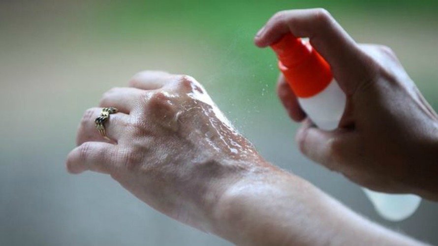 Cómo usar el spray repelente de mosquitos. EFE