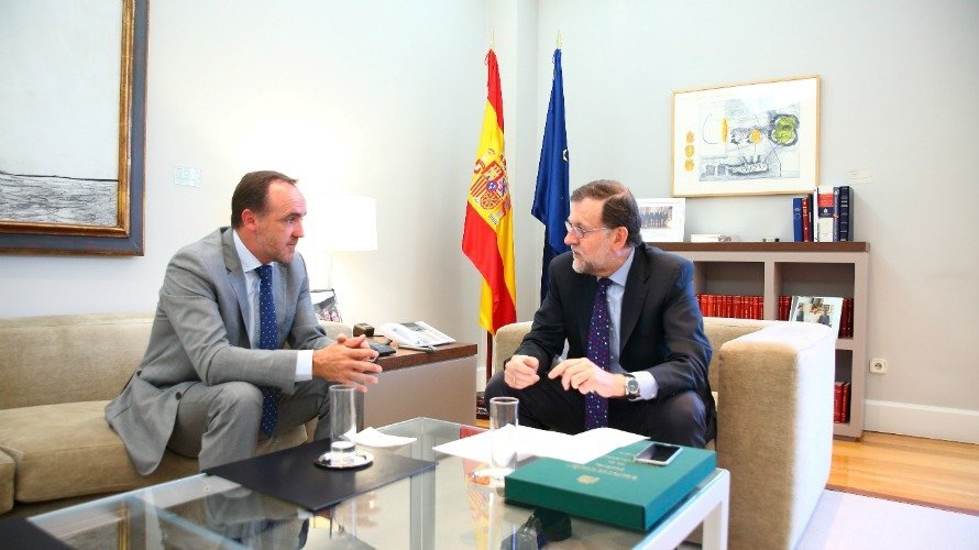 El presidente de UPN, Javier Esparza,  en una reunión con Mariano Rajoy.