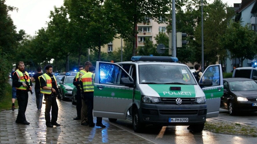 La Policía rodea el centro comercial Olympia de Múnich, donde se ha producido el tiroteo. REUTERS.Michael Dalder