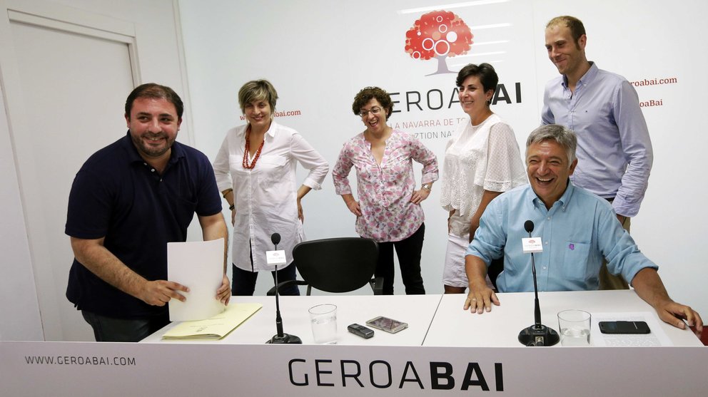 El portavoz parlamentario de Geroa Bai, Koldo Martínez (d), y el parlamentario Unai Hualde (i), acompañados por otros miembros del partido. EFE/Villar López