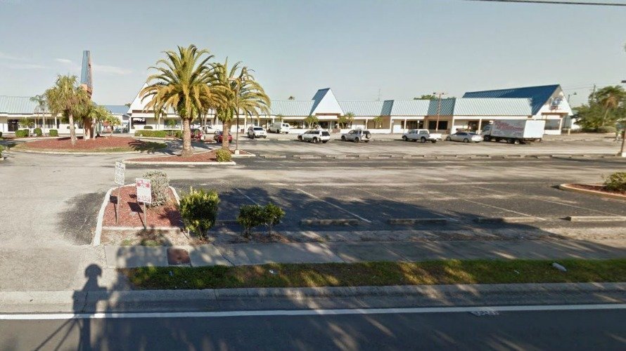 Parking del centro comercial donde se encuentra el Club Blu, Florida