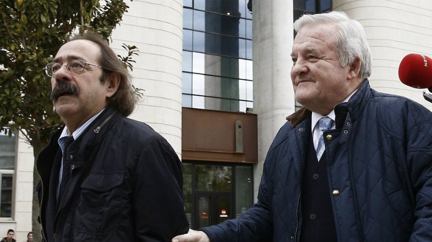 El expresidente de Osasuna, Patxi Izco, acompañado de su abogado a la salida del juzgado. EFE