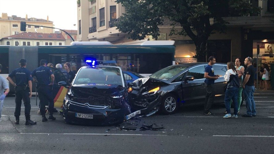 Impactante choque de un turismo contra un coche de Policía Nacional en el centro de Pamplona.
