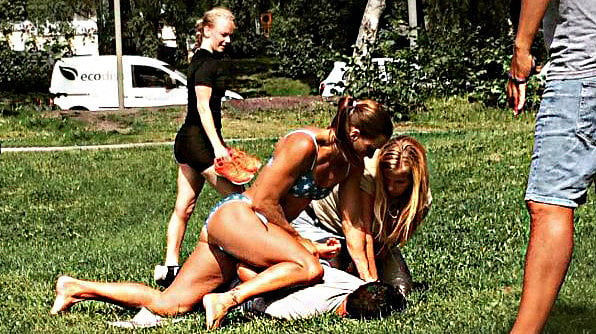 Una policía sueca realiza una detención en bikini y se hace viral