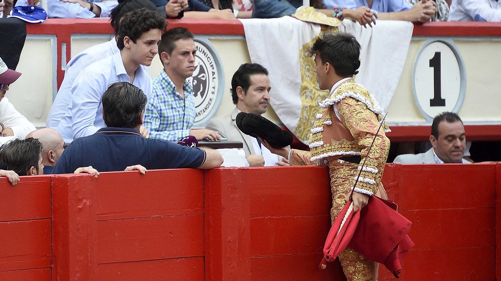 El torero Gonzalo Caballero brinda el toro a Felipe Juan Froilan, sobrino del Rey Felipe VI, en un momento de la corrida toros de la Feria de Santiago. EFE/Pedro Puente Hoyos