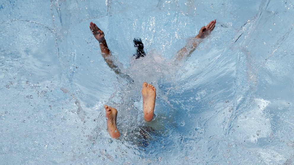 En la imagen, una persona se refrescan en el interior de una piscina. EFE/J.J. Guillén