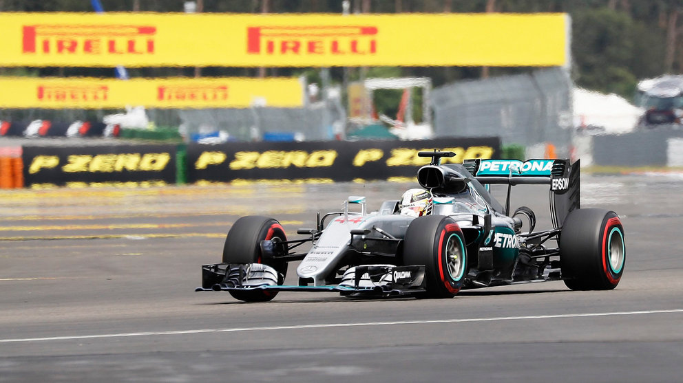 Lewis Hamilton de Mercedes AMG en la tercera ronda de clasificación en Hockenheimring, Alemania. EFE/EPA/RONALD WITTEK