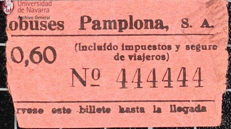 Billete de autobús de la época de la Guerra Civil, una de las muestras de una exposición de la Uiversidad de Navarra