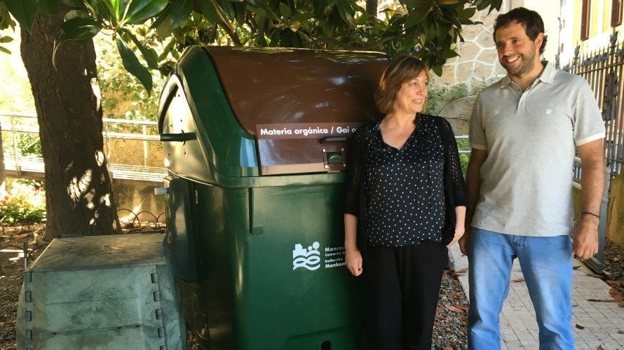 Aritz Ayesa, presidente de la Mancomunidad de la Comarca de Pamplona, y Carmen Lainez, directora del área de residuos, con un quinto contenedor y contenedor de compostaje