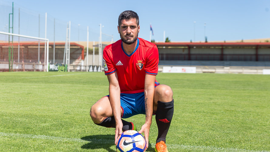 Presentación de Fran Mérida como nuevo jugador de Osasuna en las instalaciones de Tajonar (7). IÑIGO ALZUGARAY