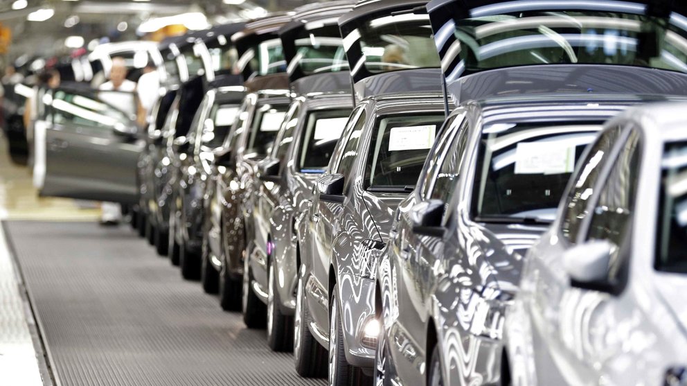 Varios modelos Polo salen de la planta de Volkswagen Navarra en Landaben. EFE/Villar Lopez