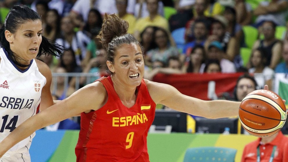 Laia Palau (d) de España avanza con el balón junto a Ana Dabovic (i) de Serbia durante un juego de baloncesto femenino en los Juegos Olímpicos Río 2016 hoy, domingo 7 de agosto de 2016, en Río de Janeiro (Brasil). EFE/ELVIRA URQUIJO