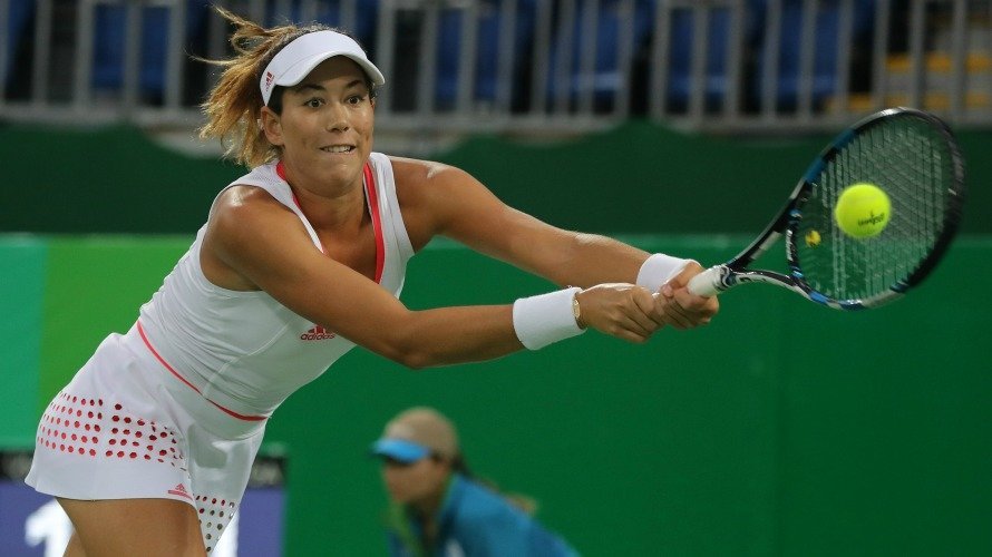 -La tenista española Garbiñe Muguruza sirve una bola a la japonesa Nao Hibino. EFE