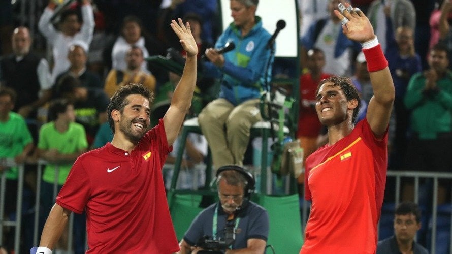 El tenista español Rafael Nadal y su compañero Marc López (i) celebran su victoria ante los argentinos. EFE