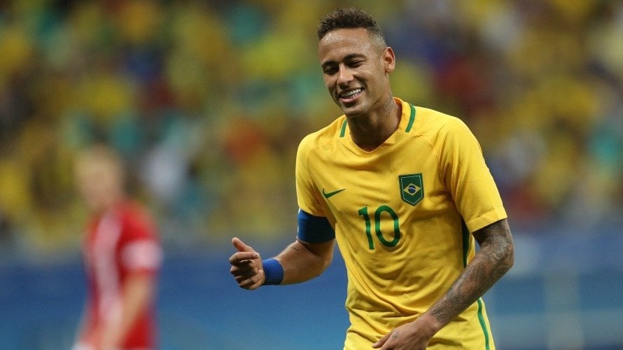 Neymar de Brasil celebra tras una anotación ante Dinamarca. EFE
