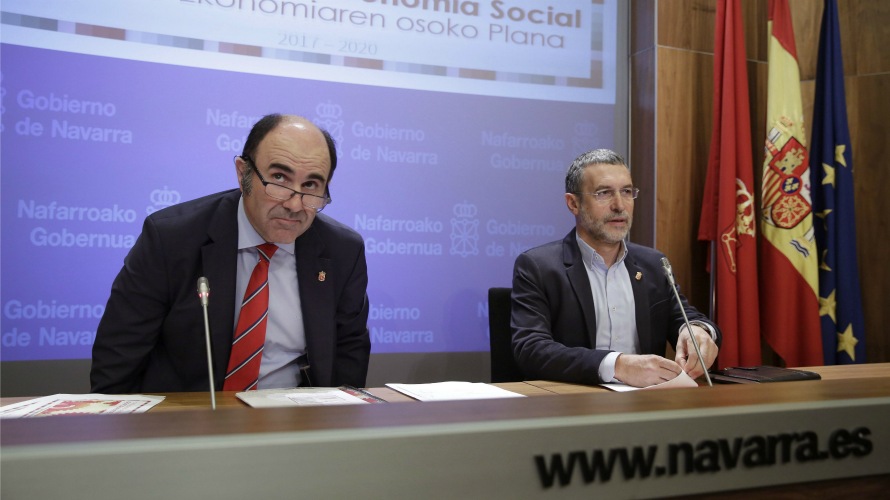 Los vicepresidentes de Desarrollo Económico y Derechos Sociales del Gobierno de Navarra, Manu Ayerdi y Miguel Laparra, durante la conferencia de este jueves en Pamplona. EFEVillar López