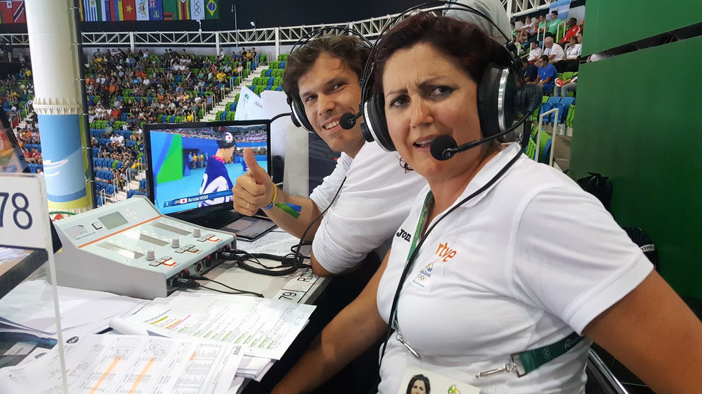 Julia Luna y Javier Soriano, los narradores de TVE que han emocionado con la retransmisión de la carrera de Mireia Belmonte en los Juegos Olímpicos de Río 2016.