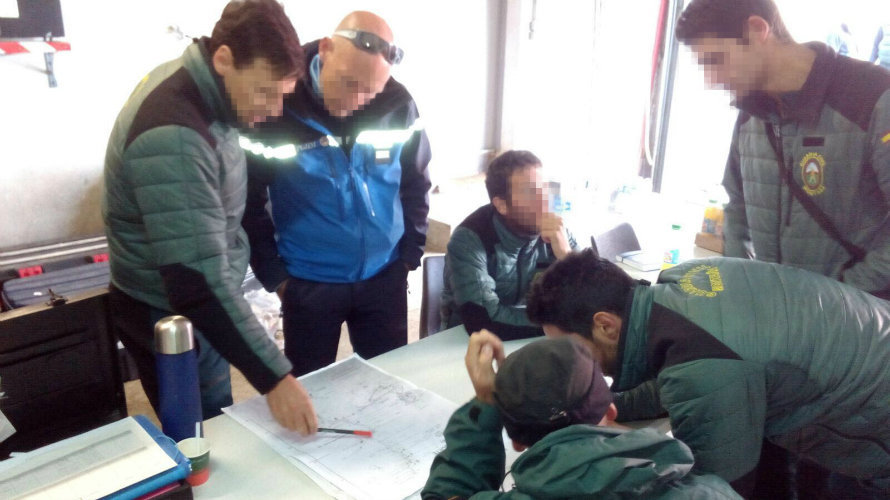 Especialistas de la Guardia Civil trabajan para preparar el rescate en la sima del espeleólogo.