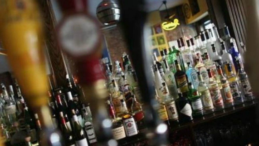 Botellas de alcohol tras la barra de un bar. EFE