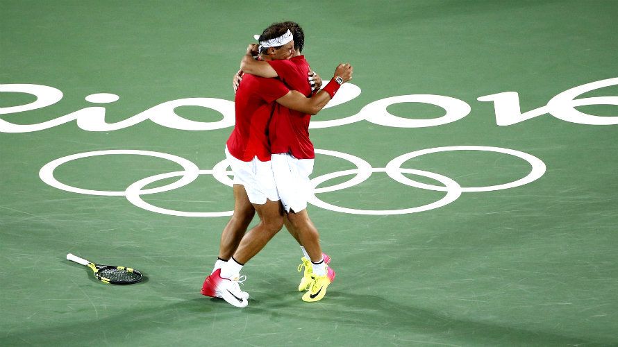 Rafael Nadal (L) and Marc Lopez (R) of Spain celebrate after winning the gold medal in theRio 2016 Olympic Games Men&#39;s Doubles at the Olympic Tennis Centre in the Olympic Park in Rio de Janeiro, Brazil, 12 August 2016. (España, Brasil, Tenis) EFE/EPA/MICHAEL REYNOLDS