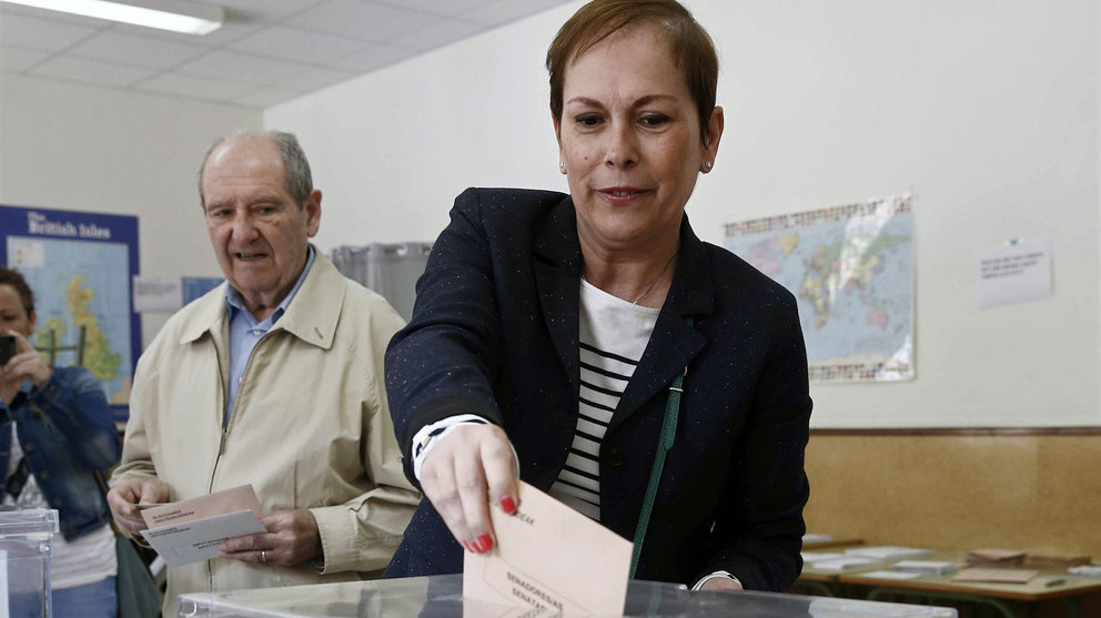 GRA252 PAMPLONA (NAVARRA) 26/06/2016.- La presidenta del Gobierno de Navarra ,Uxue Barkos, deposita su voto en la urna de una mesa electoral en un colegio de Pamplona en una jornada en la que mas de 500.000 personas pueden votar en Navarra y de las que 25.350 han solicitado ejercer su derecho a voto por correo. EFE/Jesús Diges