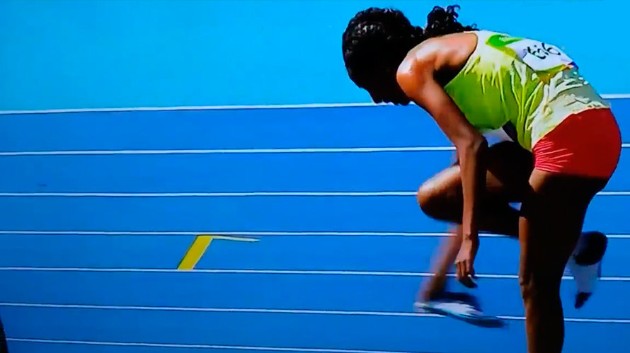 La atleta etíope Diro saca su zapatilla derecha para poder continuar la carrera de 3000 metros con obstáculos.