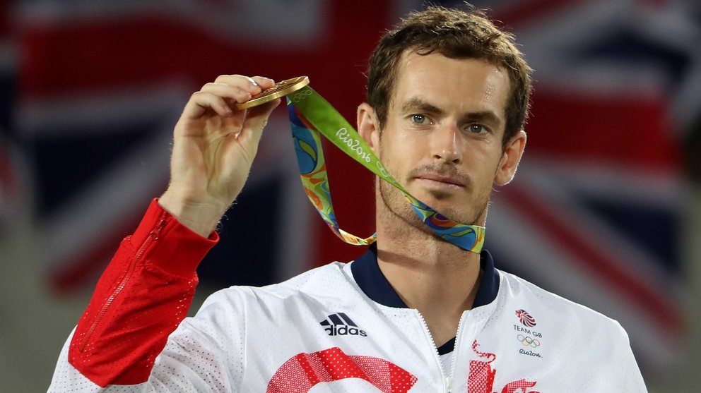 El tenista británico Andy Murray celebra con su medalla de oro, su segunda consecutiva en una olimpiada tras la que ganó en Londres 2012. EFE/Fernando Maia