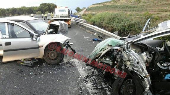 Imagen del accidente en el que ha fallecido un vecino de Mutilva en la N-260 en La Rioja. Imagen: Twitter de Bomberos de Logroño.