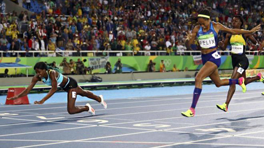La atleta de la Bahamas Miller se tira a por el oro. KAI PFAFFENBACH/REUTERS