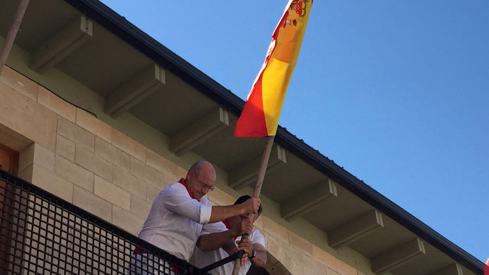 El alcalde de Berbinzana y el primer teniente de alcalde reponen la bandera quemada durante las fiestas (CEDIDA)