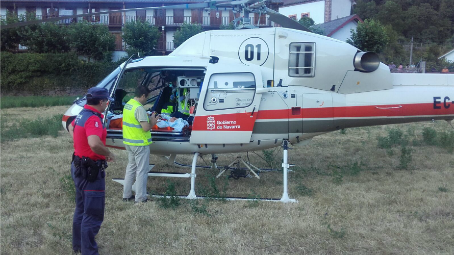 Helicóptero que ha transportado al menor de 11 años herido. PFORAL