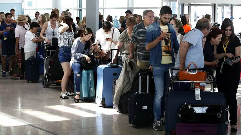 Colas en los aeropuertos, un clasico de las reclamaciones de consumidores (Efe).