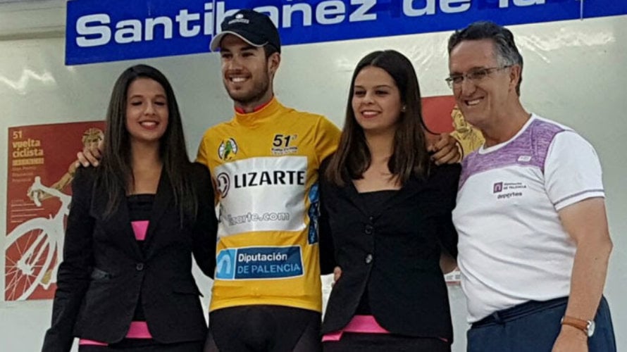 Héctor Carretero sonríe en el pódium con su liderato final. Foto Lizarte.