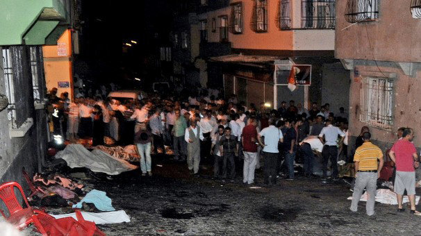 Los ciudadanos de Gaziantep tratan de ayudar a las víctimas del atentado suicida contra una boda en esta localidad al sur de Turquía EFE