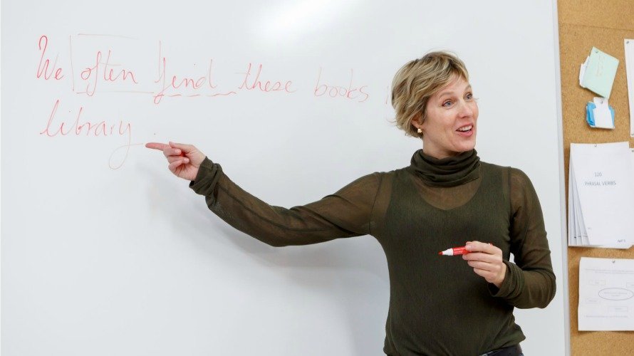 La profesora de inglés Stephanie Mutsaerts Hermans, durante su clase en el Centro Superior de Idiomas de la UPNA.